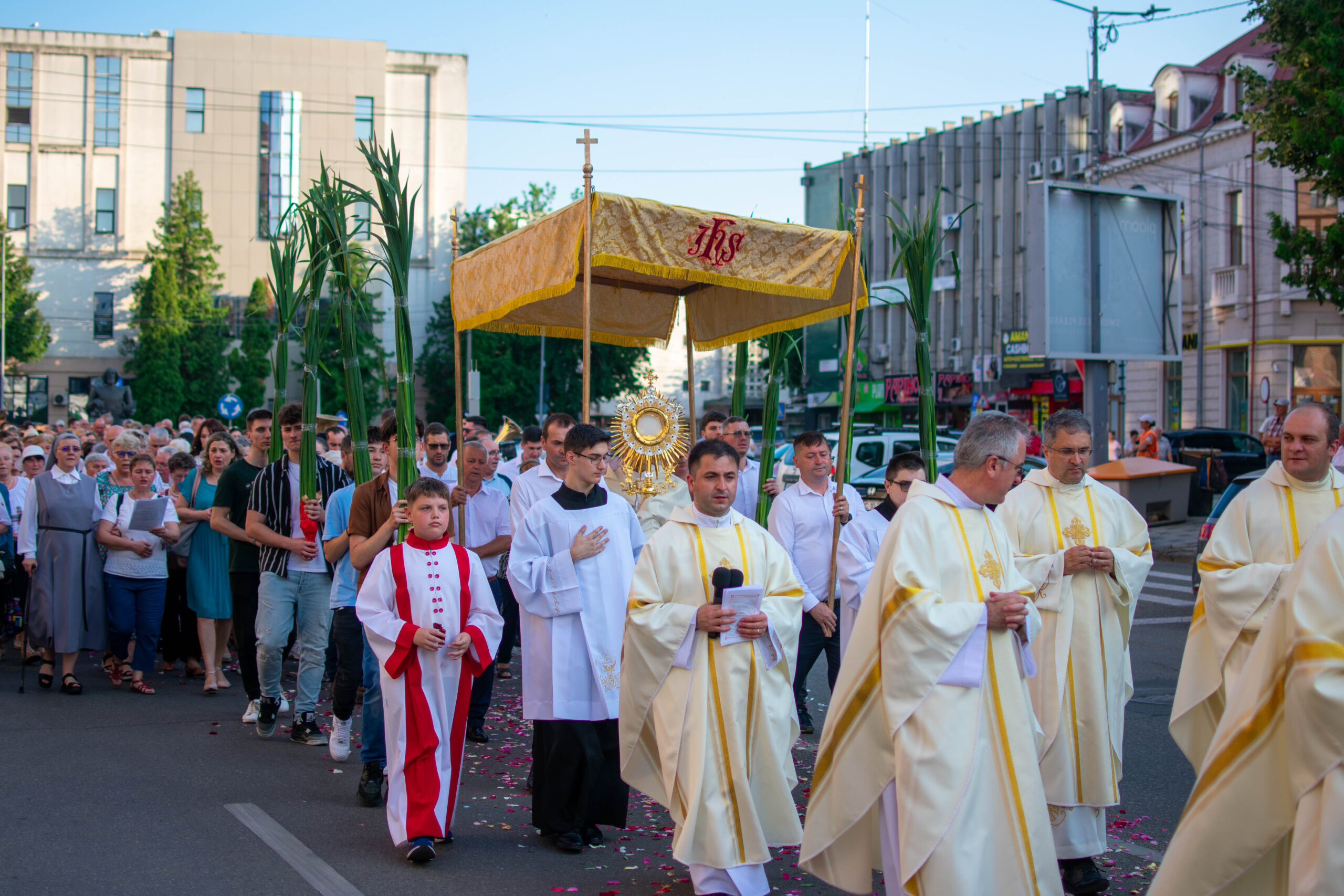 You are currently viewing Sfânta Liturghie și procesiunea cu Preasfântul Sacrament de Joia Verde – 19.06.2025