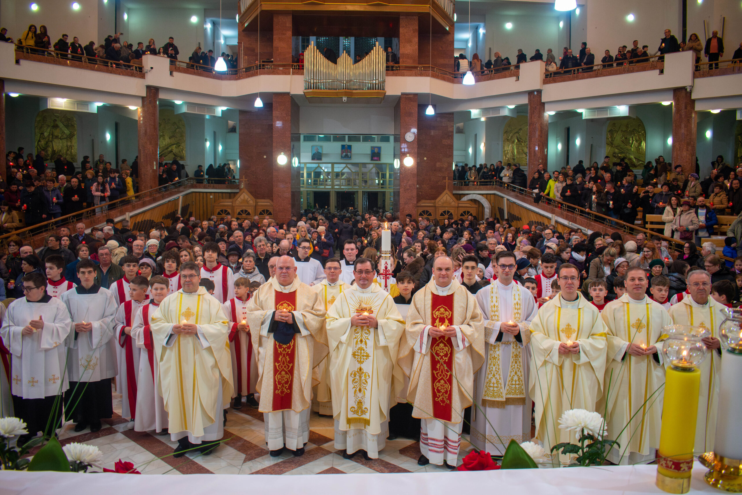 You are currently viewing Sfânta Liturghie din Noaptea de Paști (Vigilia Pascală) și procesiunea cu lumânarea pascală pe străzile orașului – 4.04.2026 