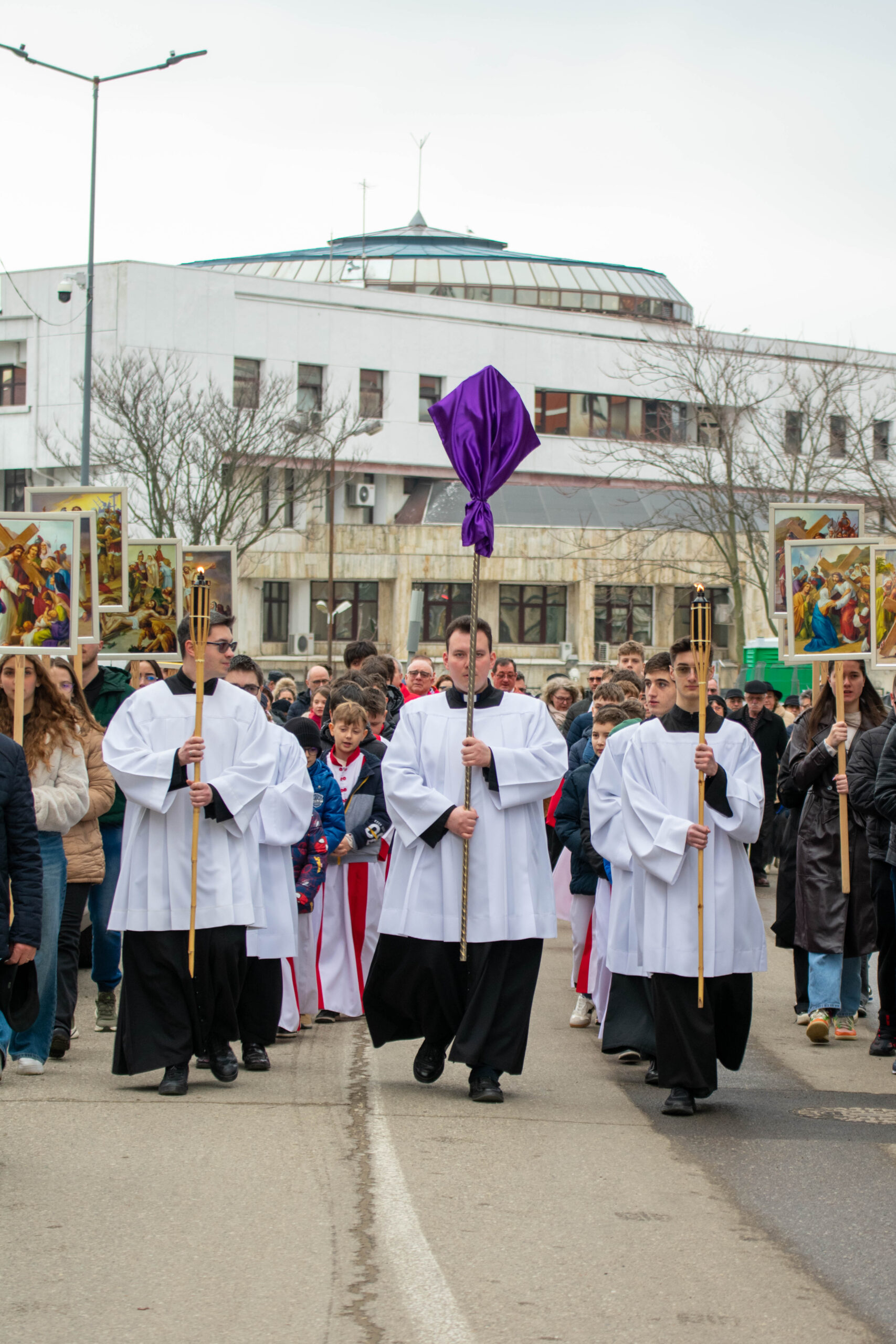 You are currently viewing Calea Sfintei Cruci pe străzile orașului – 3.04.2026